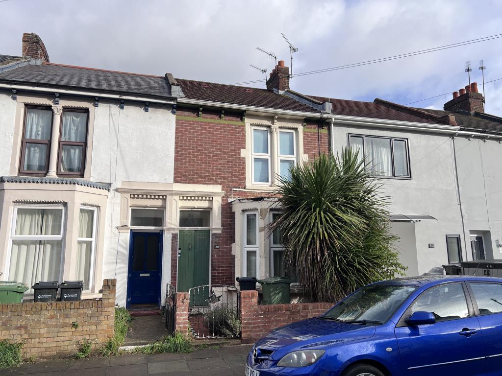 Lot: 84 - THREE-BEDROOM HOUSE IN NEED OF IMPROVEMENT - Mid terrace property with bay and forecourt